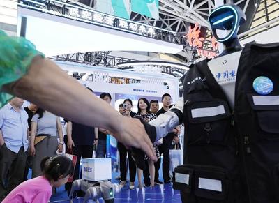 超吸睛！絲博會上智能機器人玩轉銷售新花樣